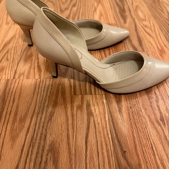 Life stride taupe heels - Picture 3 of 5